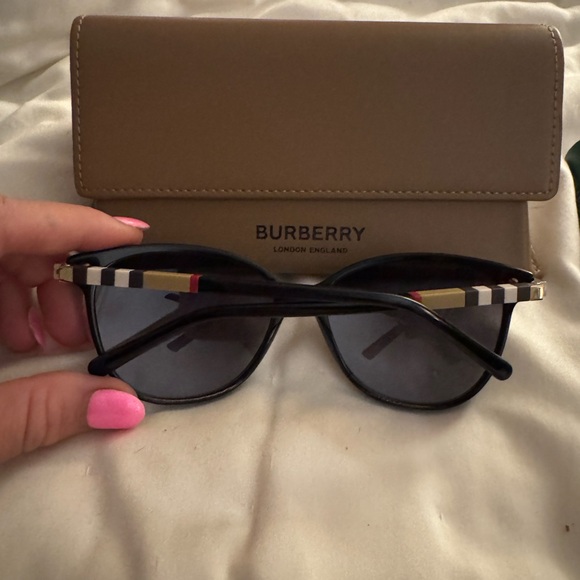 Burberry sunglasses B4216 - Picture 3 of 4